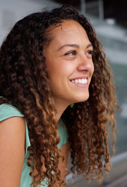 Sorrindo, mulher jovem, olhando