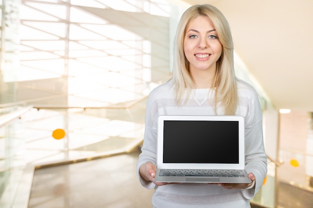 Sorrindo, mulher madura, segurando, laptop