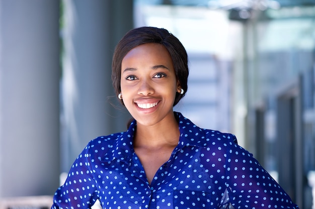 Sorrindo, mulher negócio africano, sorrindo, exterior