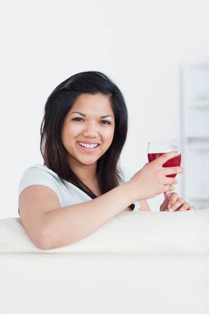 Sorrindo, mulher, segurando, copo, vermelho, vinho