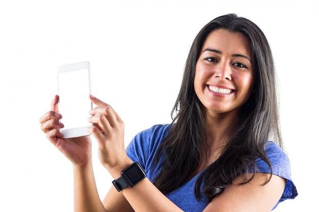 Sorrindo mulher usando um smartphoen e vestindo um smartwatch