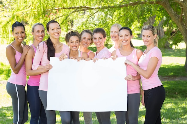Sorrindo mulheres em rosa para consciência de câncer de mama
