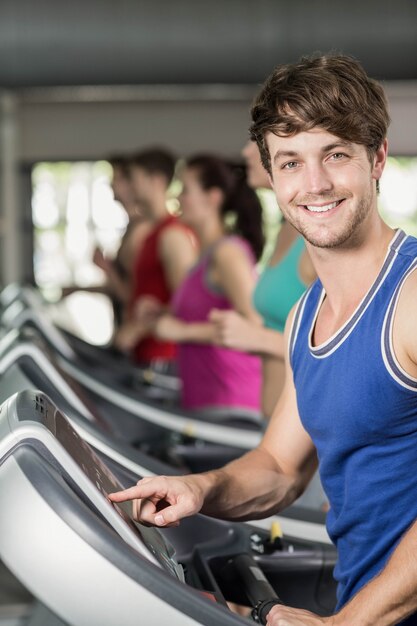 Sorrindo, muscular, homem, ligado, treadmill, em, ginásio