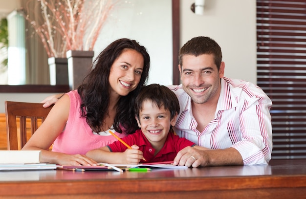 Sorrindo nova família sentada à mesa