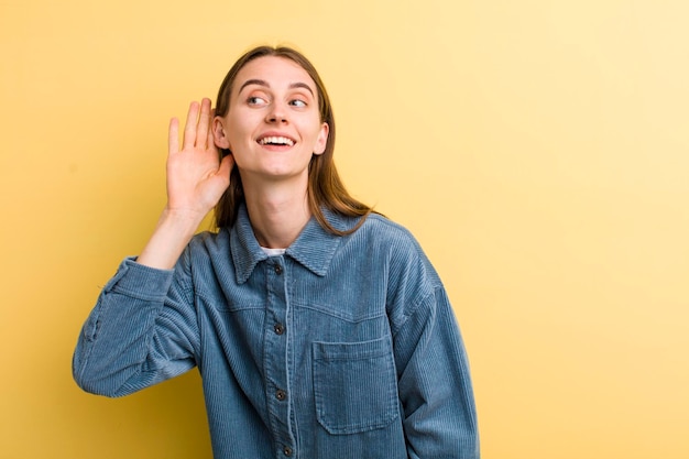 Sorrindo olhando curiosamente para o lado tentando ouvir fofocas ou ouvindo um segredo