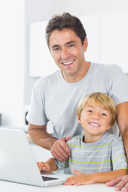 Sorrindo pai e filho na cozinha