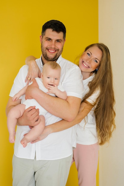 Sorrindo, pais felizes, mãe, pai, com bebê, filho, olhando para a câmera, Dia da Família, o conceito de infância parental