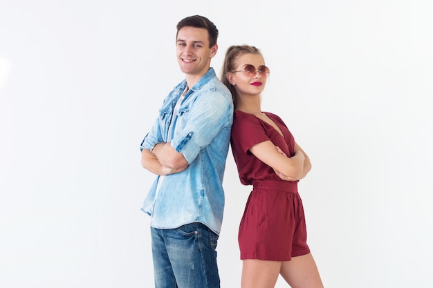 Sorrindo, par jovem, ficar junto, branco