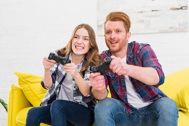 Sorrindo, par jovem, jogando jogos computador, casa