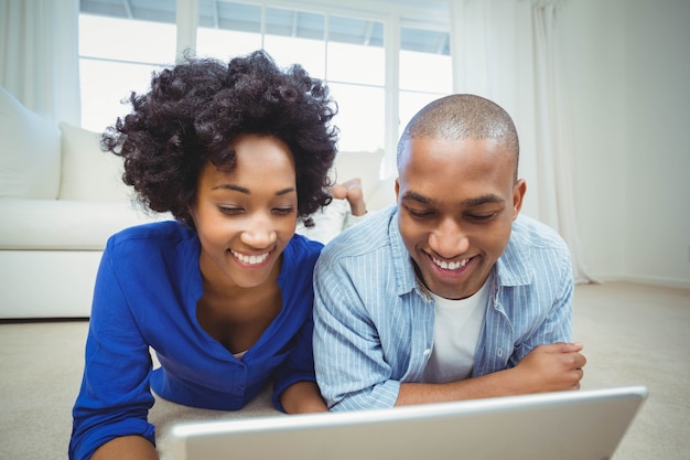 Sorrindo, par, mentindo, chão, usando, laptop