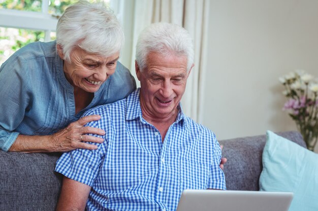 Sorrindo, par velho, discutir, enquanto, usando computador portátil