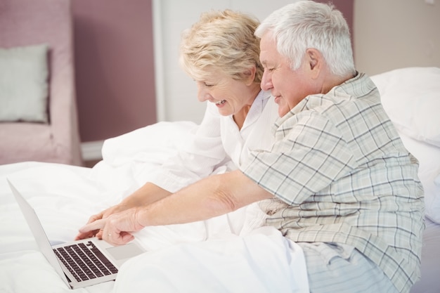 Sorrindo, par velho, rir, enquanto, usando computador portátil