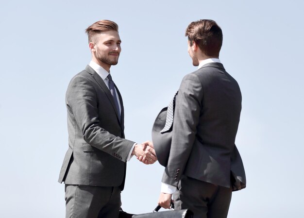 Sorrindo parceiros de negócios apertando as mãos