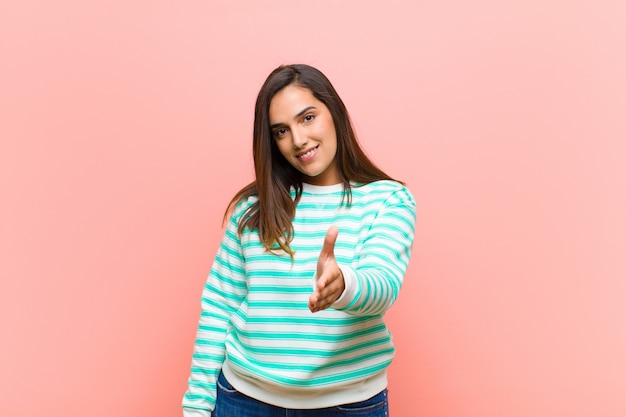 sorrindo, parecendo feliz, confiante e amigável, oferecendo um aperto de mão para fechar um acordo, cooperando