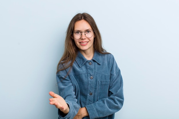 sorrindo parecendo feliz confiante e amigável oferecendo um aperto de mão para fechar um negócio cooperando