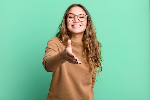 sorrindo parecendo feliz confiante e amigável oferecendo um aperto de mão para fechar um negócio cooperando