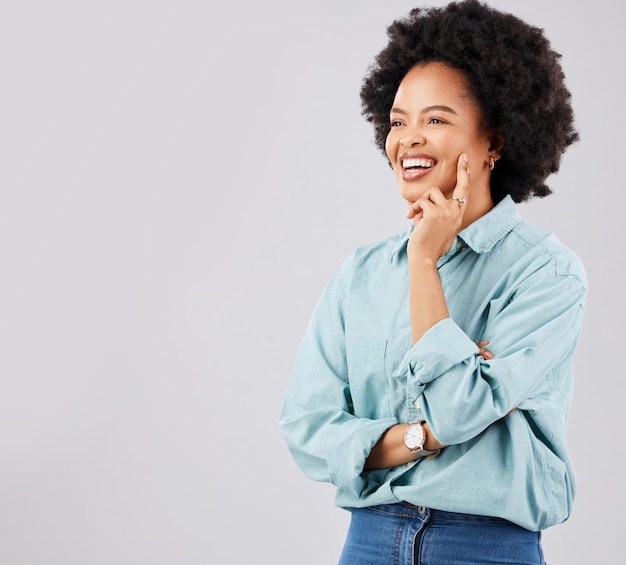 Foto sorrindo pensando e maquete com uma mulher em um fundo cinza no estúdio para colocação de produto ideia feliz e espaço com uma jovem mulher afro atraente contemplando um pensamento em maquete em branco