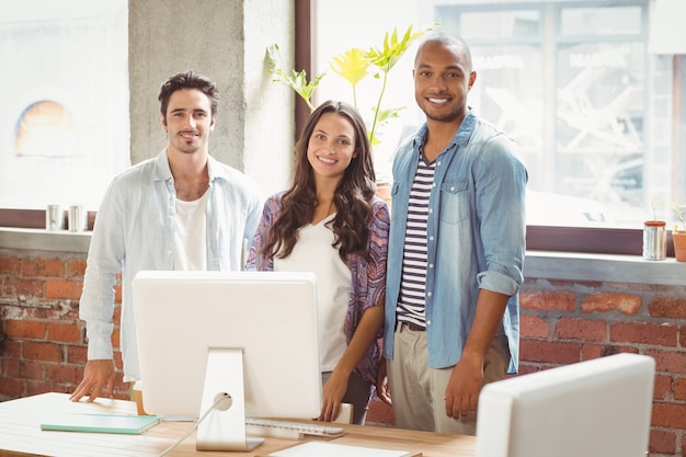 Sorrindo pessoas de negócios em pé no escritório