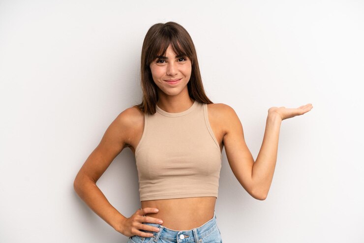Foto sorrindo, sentindo-se confiante, bem-sucedida e feliz, mostrando o conceito ou a idéia no espaço da cópia ao lado