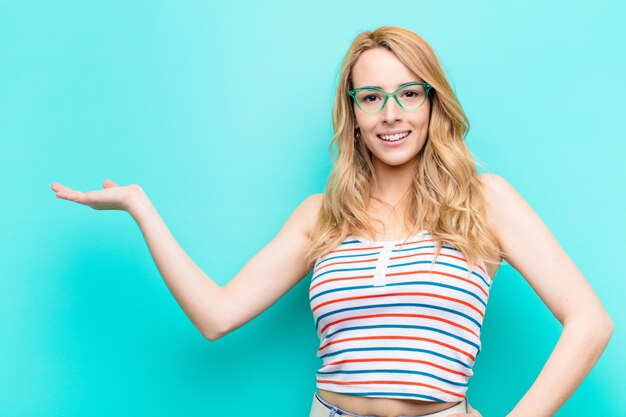 sorrindo, sentindo-se confiante, bem-sucedido e feliz, mostrando o conceito ou a idéia no espaço da cópia ao lado