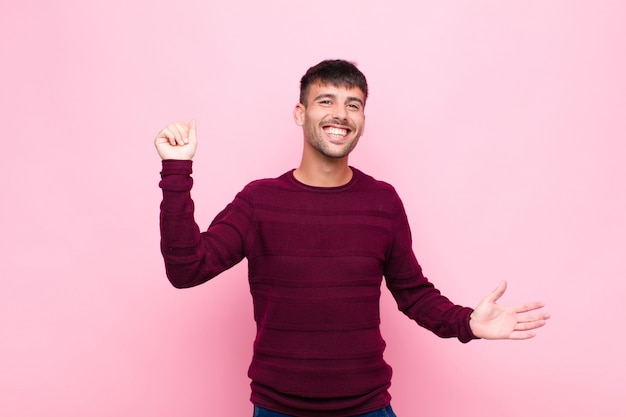 sorrindo, sentindo-se despreocupado, relaxado e feliz, dançando e ouvindo música, se divertindo em uma festa