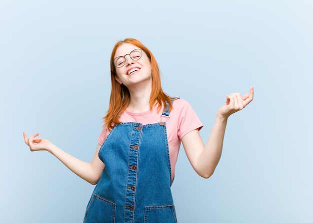 sorrindo, sentindo-se despreocupado, relaxado e feliz, dançando e ouvindo música, se divertindo em uma festa