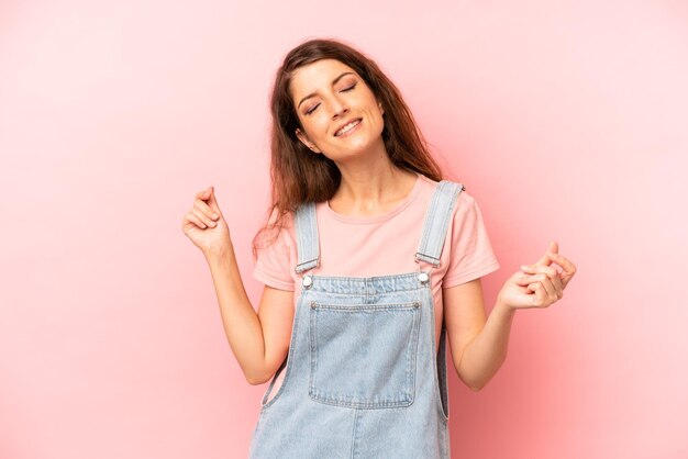 Sorrindo sentindo-se despreocupado relaxado e feliz dançando e ouvindo música se divertindo em uma festa