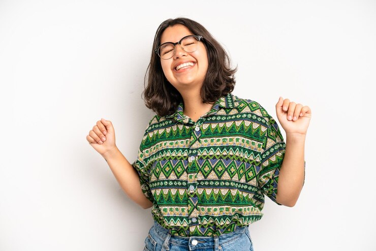 Foto sorrindo sentindo-se despreocupado relaxado e feliz dançando e ouvindo música se divertindo em uma festa