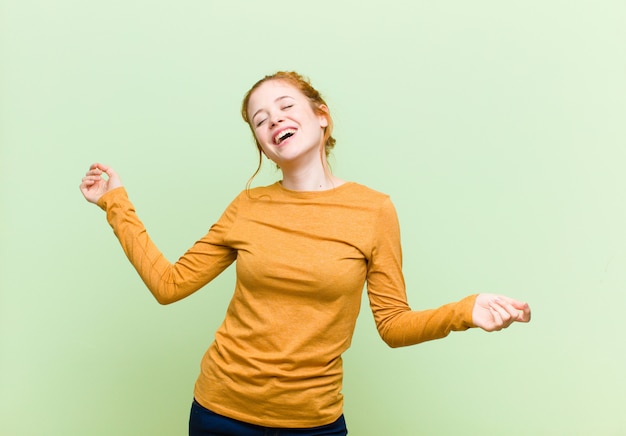 sorrindo, sentindo-se despreocupado, relaxado e feliz, dançando e ouvindo música, se divertindo em uma festa