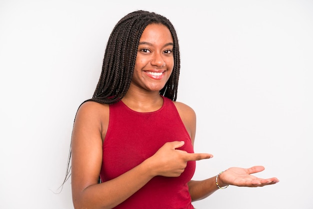 Sorrindo, sentindo-se feliz, despreocupado e satisfeito, apontando para o conceito ou ideia no espaço da cópia ao lado