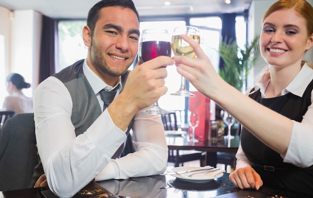 Sorrindo, sócios negócio, clinking, copos de vinho, olhando câmera