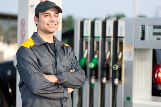 Sorrindo, trabalhador, em, a, posto gasolina