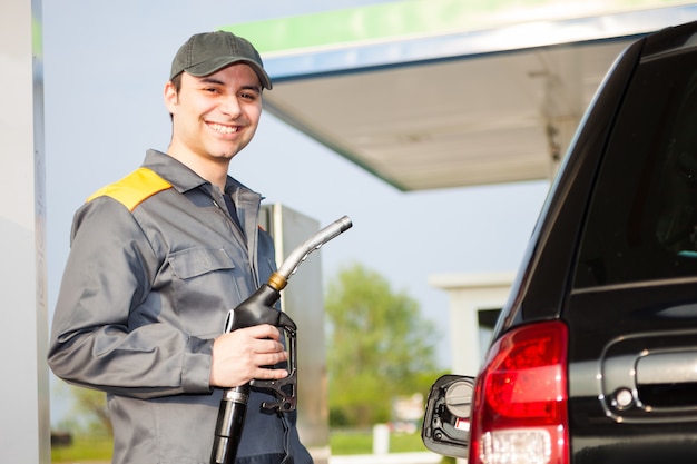 Foto sorrindo, trabalhador, em, a, posto gasolina