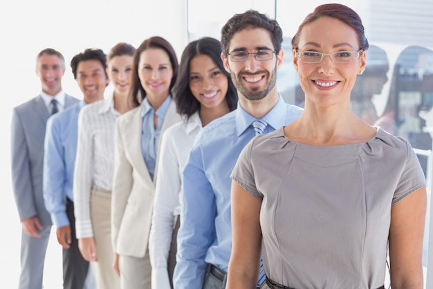 Sorrindo trabalhadores em uma linha