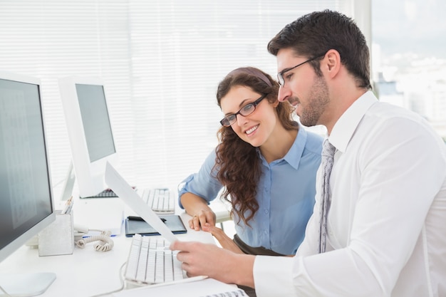 Sorrindo trabalho em equipe sentado na mesa falando