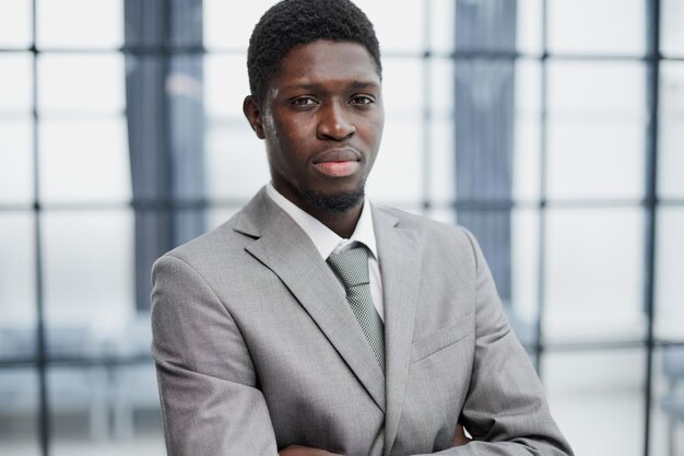 Sorrindo, um negro confiante do milênio posando para foto olhando para a câmera