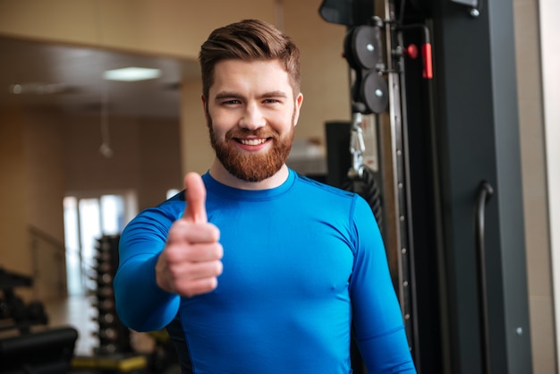 Sorrir jovem desportista fazer polegares para cima gesto