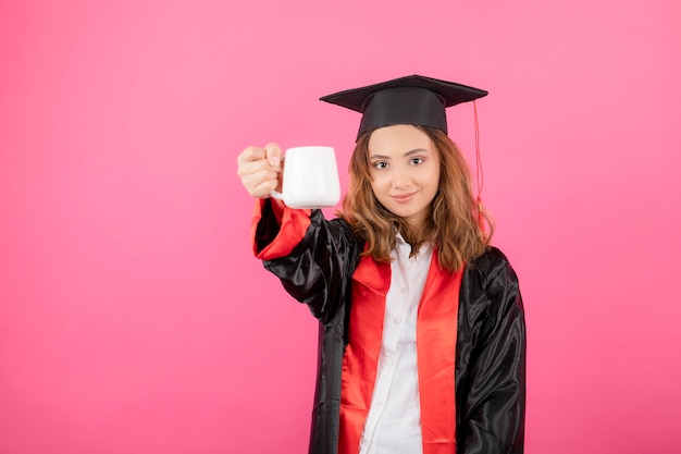 Sorrir linda ainda não usa vestido de formatura e segura a xícara. Foto de alta qualidade