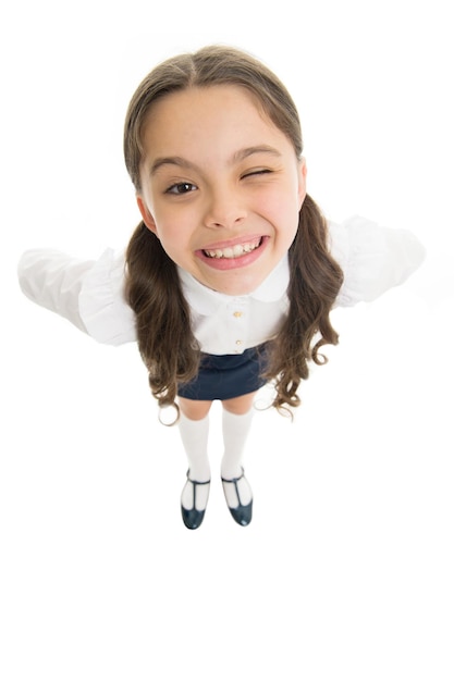 Sorriso alegre Criança estudante adora a escola Aluno da primeira série Celebrar o dia do conhecimento Setembro tempo para estudar Menina aluno bonito no fundo branco Uniforme escolar De volta à escola