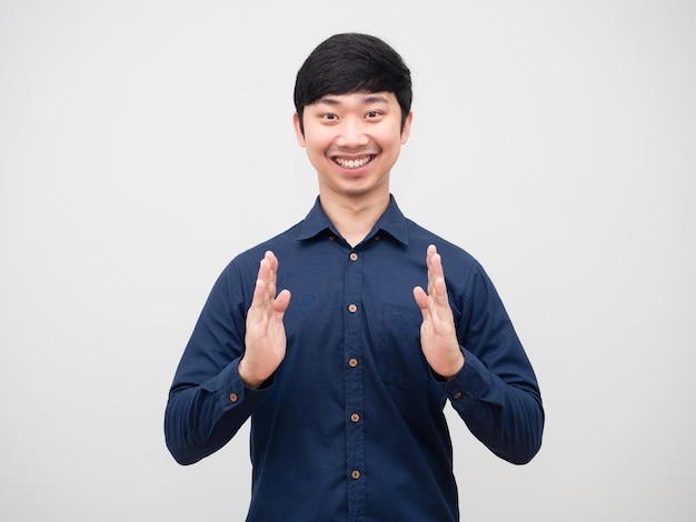 Sorriso alegre de homem asiático com mão vazia e fundo branco