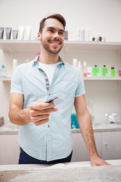 Sorriso cabeleireiro com produtos capilares