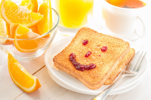 Sorriso cara com geléia na torrada