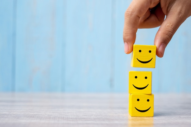 Foto sorriso cara no cubo de madeira amarelo