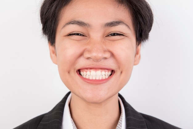 Sorriso da menina do cabelo curto feliz no fundo isolado.