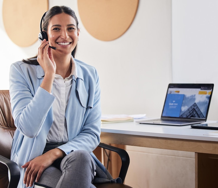 Foto sorriso de call center e retrato de mulher no escritório para consultoria de telemarketing ou comunicação sorriso e tecnologia de mulher de negócios com fone de ouvido para suporte ao cliente serviço ao cliente ou ajuda em crm