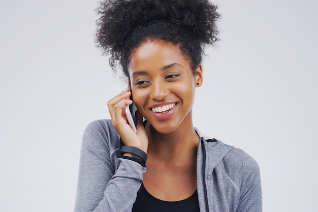 Sorriso de chamada telefônica e mulher negra falando no estúdio isolado em um fundo branco com maquete Celular feliz e mulher africana em conversa de comunicação ou discussão com contato