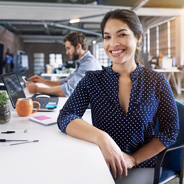 Foto sorriso de escritório e retrato de mulher na mesa com laptop e homem na agência criativa trabalhando juntos no projeto colaboração de liderança e funcionários felizes ou parceiro de negócios na inicialização do design