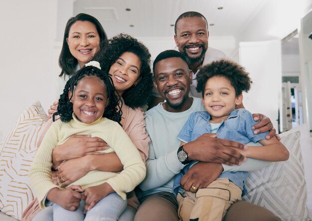 Sorriso de família negra e retrato no sofá com crianças, pais e avós com felicidade, amor e cuidado Homem sênior, mulheres e crianças com gerações abraçando e se unindo na sala de estar no sofá