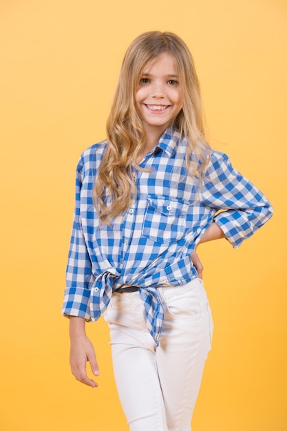 Foto sorriso de menina bonita em fundo laranja