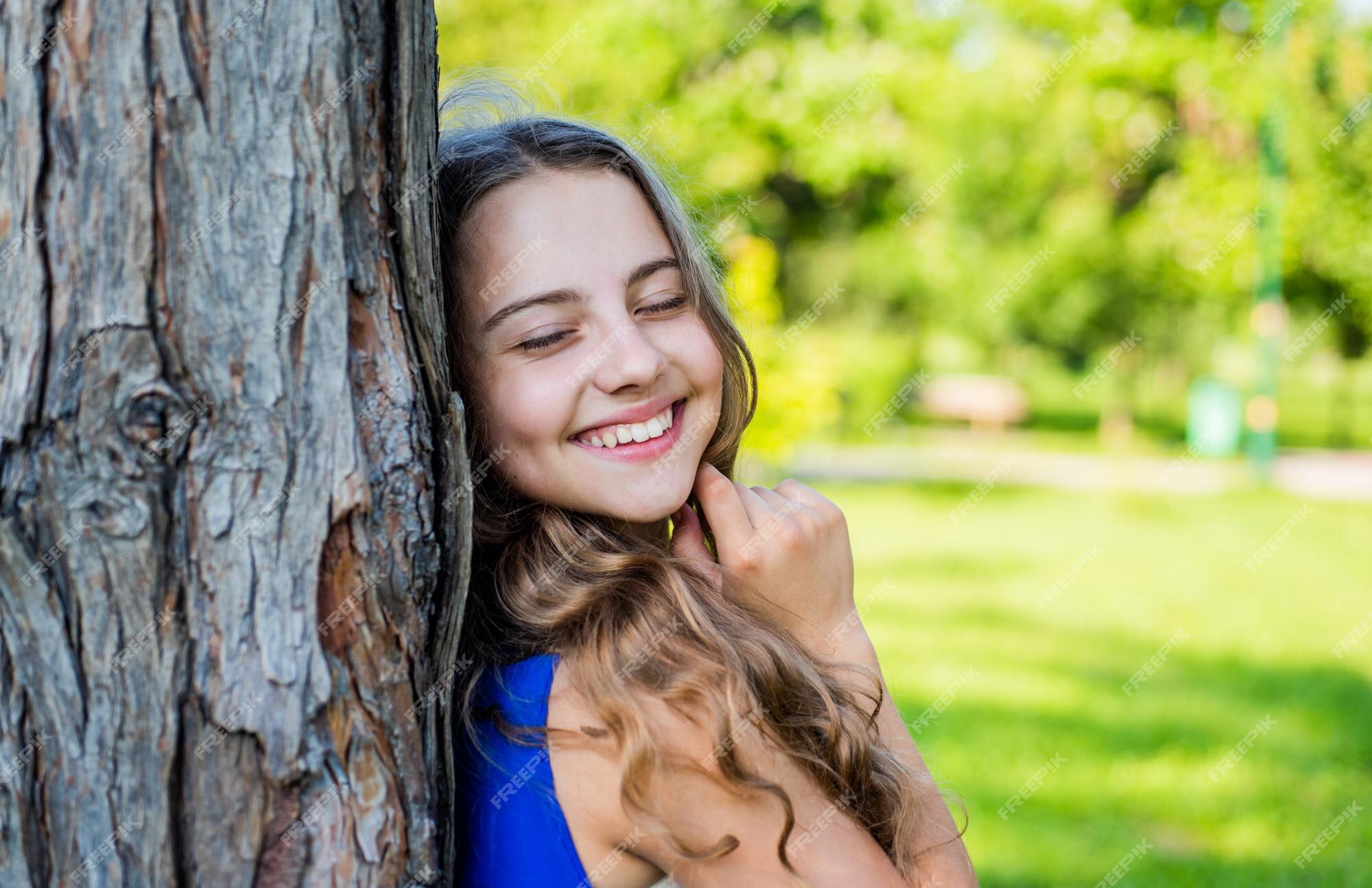 Crianças Engraçadas Felizes Que Se Escondem Da Menina Com Olhos Fechados  Durante O Jogo Foto Royalty Free, Gravuras, Imagens e Banco de fotografias.  Image 56475881